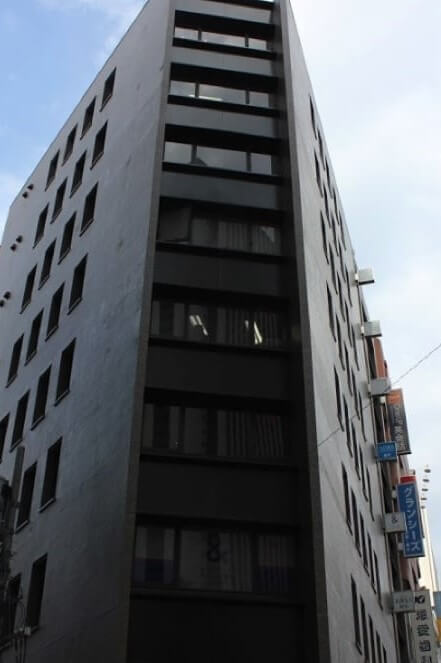 JR・東京メトロ・都営地下鉄・小田急・京王線新宿駅西口から徒歩5分の「加賀谷ビル」7階にあるグロウクリニック西新宿院の外観