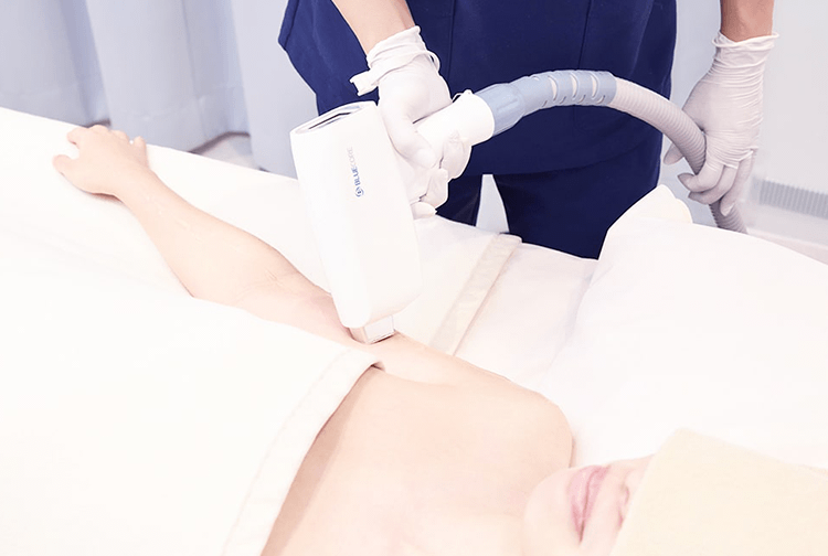 グロウクリニックで医療レーザー脱毛施術中の女性