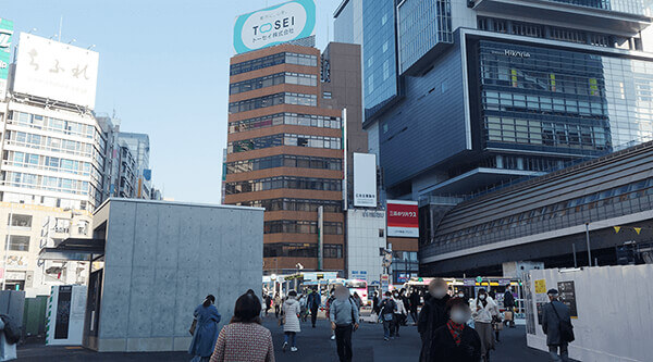 JR渋谷駅宮益坂口を出た目の前にある茶色いビルのりそな銀行と右手にある渋谷ヒカリエ