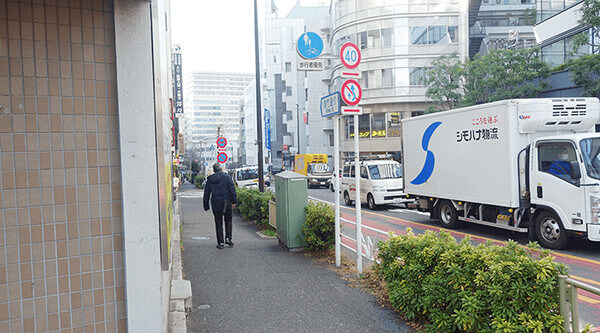 「宮益坂上」の交差点を左折した先にある「美竹通り」