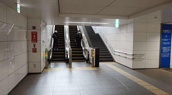 東京メトロ渋谷駅の地下から地上へのエスカレーター