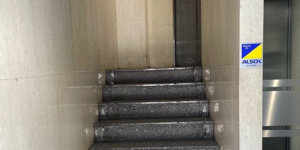 「加賀谷ビル」の階段とその先にあるエレベーター