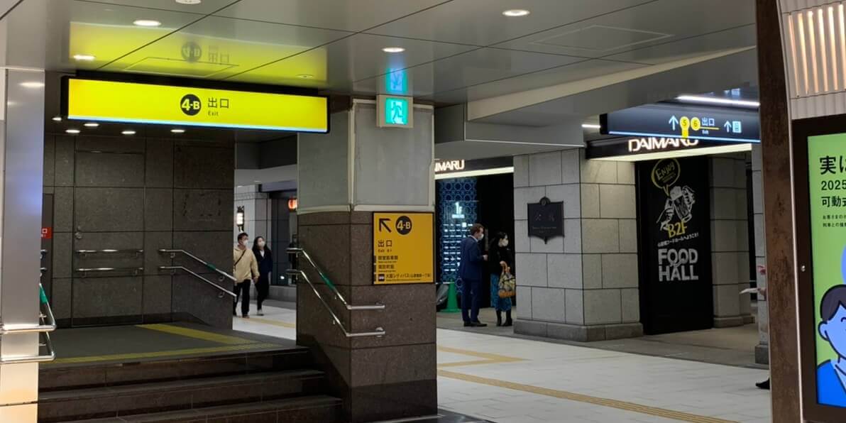 大阪メトロ心斎橋駅の南改札を出た先の5番出口に向かう道