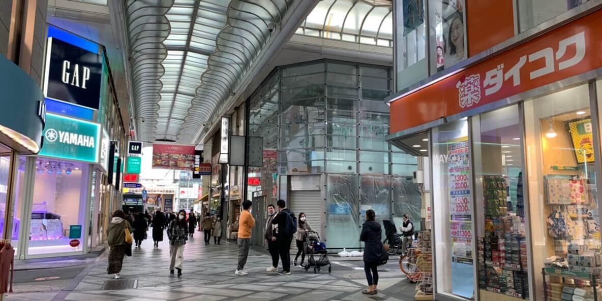 大阪メトロ心斎橋駅の5番出口を出た先にある商店街